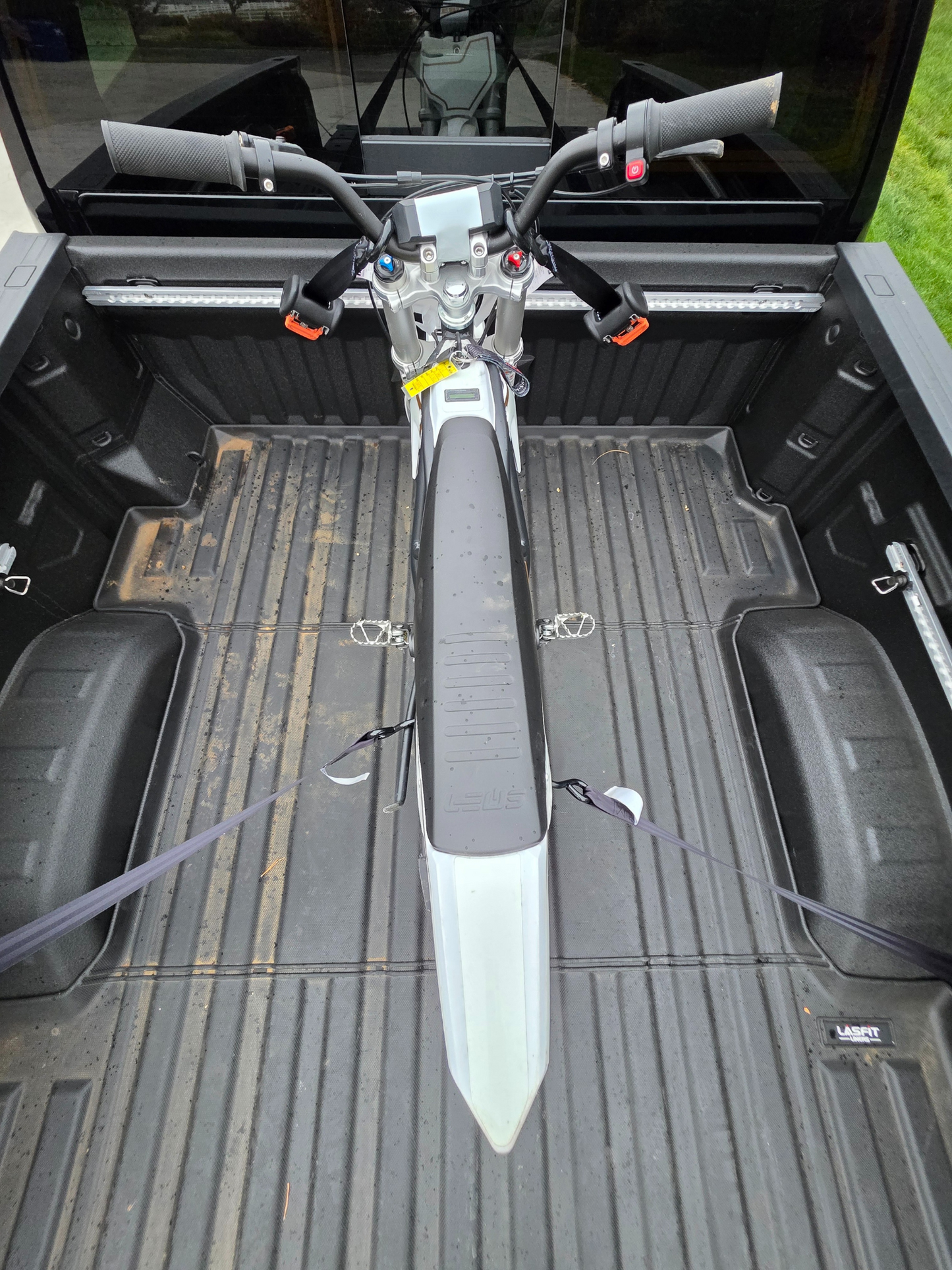 Truck bed tie down system
